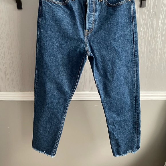 SOLD ๐ซ๐ซ Levi's Premium Wedgie Straight Cropped Jeans - Picture 3 of 13